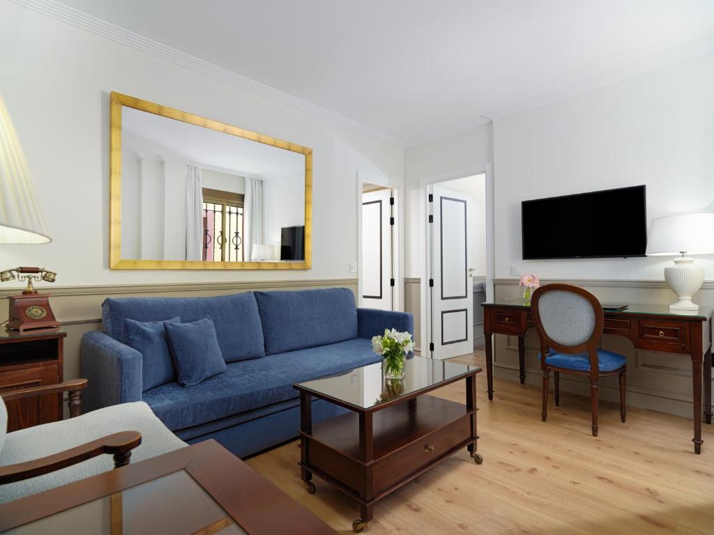 TV a/nebo společenská místnost v ubytování H10 Corregidor Boutique Hotel