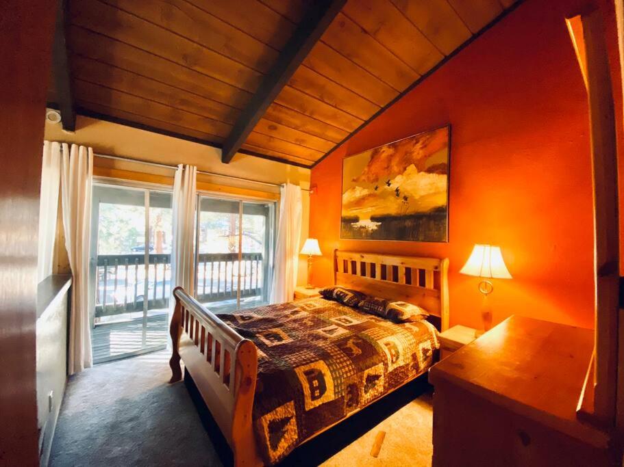 Ένα ή περισσότερα κρεβάτια σε δωμάτιο στο Mammoth Awesome Location-1 min to Shuttles & Food
