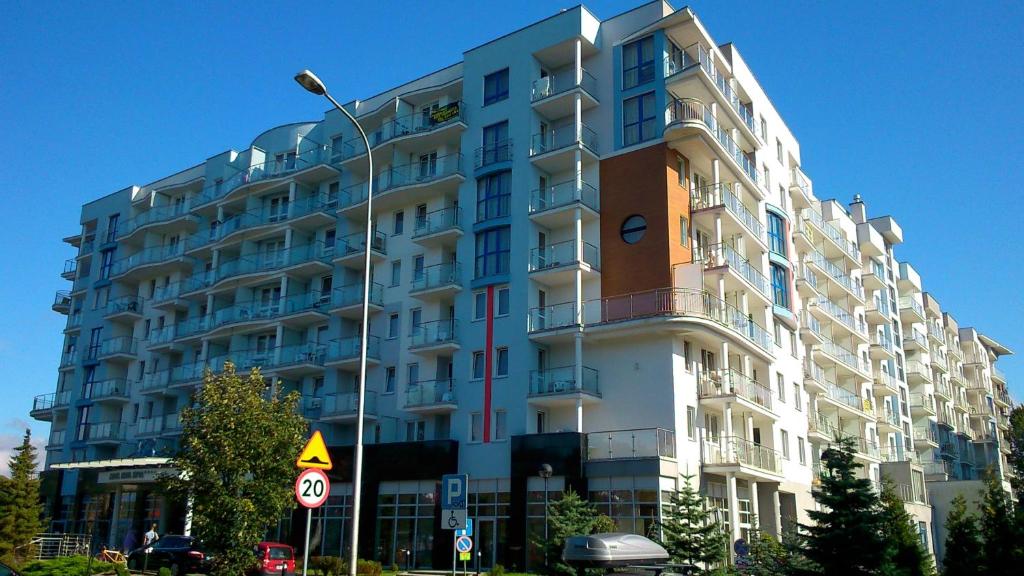 un gran edificio blanco con muchas ventanas en Apartamenty Diva Kołobrzeg, en Kołobrzeg