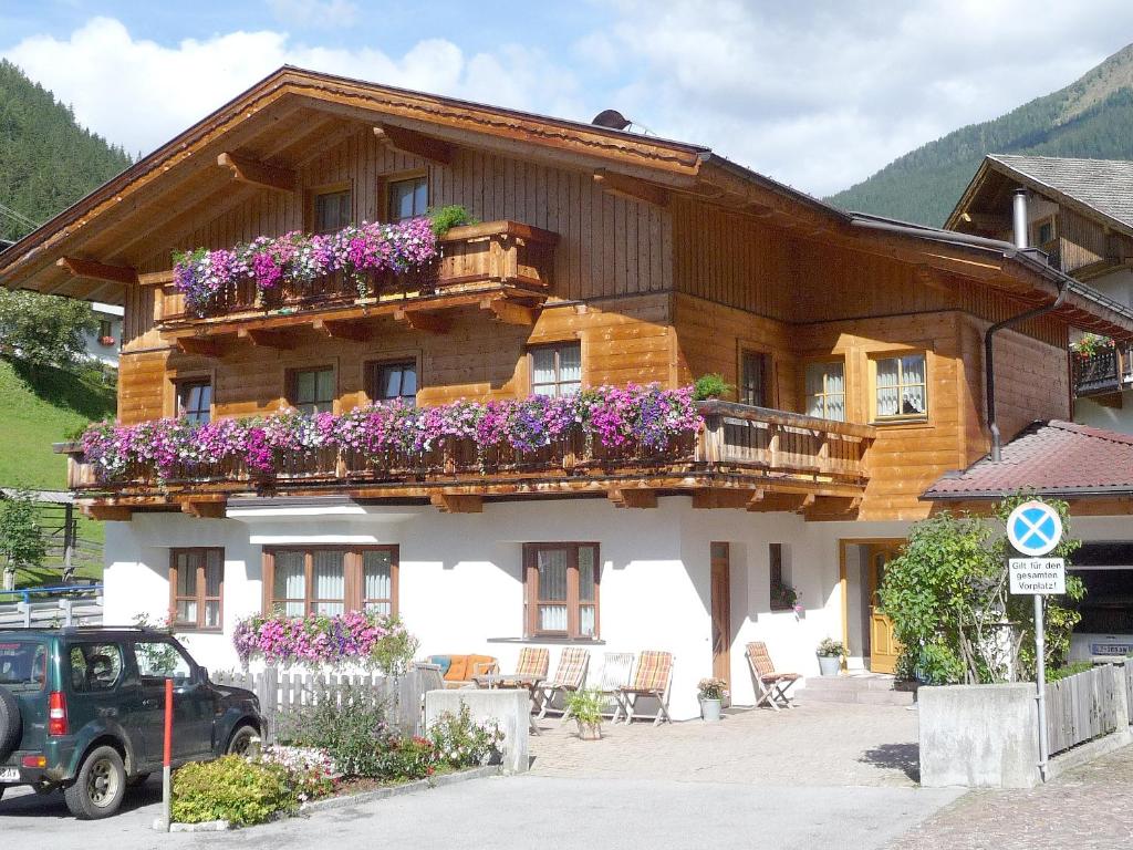 ein Haus mit Blumenkästen an der Seite in der Unterkunft Ferienwohnung Webhofer in Außervillgraten