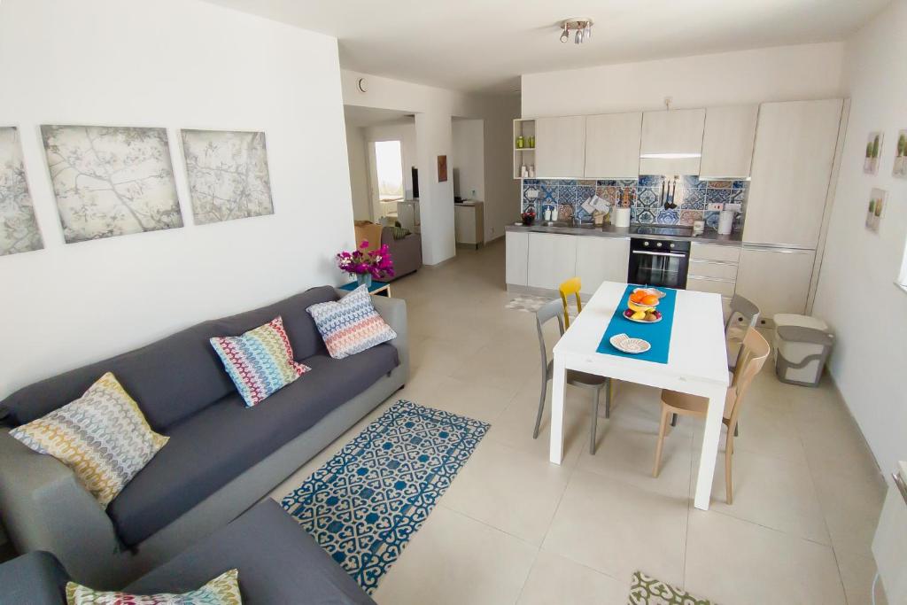 una sala de estar con un sofá y una mesa en Sliema, Villa Savoia Luxury Apartment for 5 Guests, en Il-Gżira