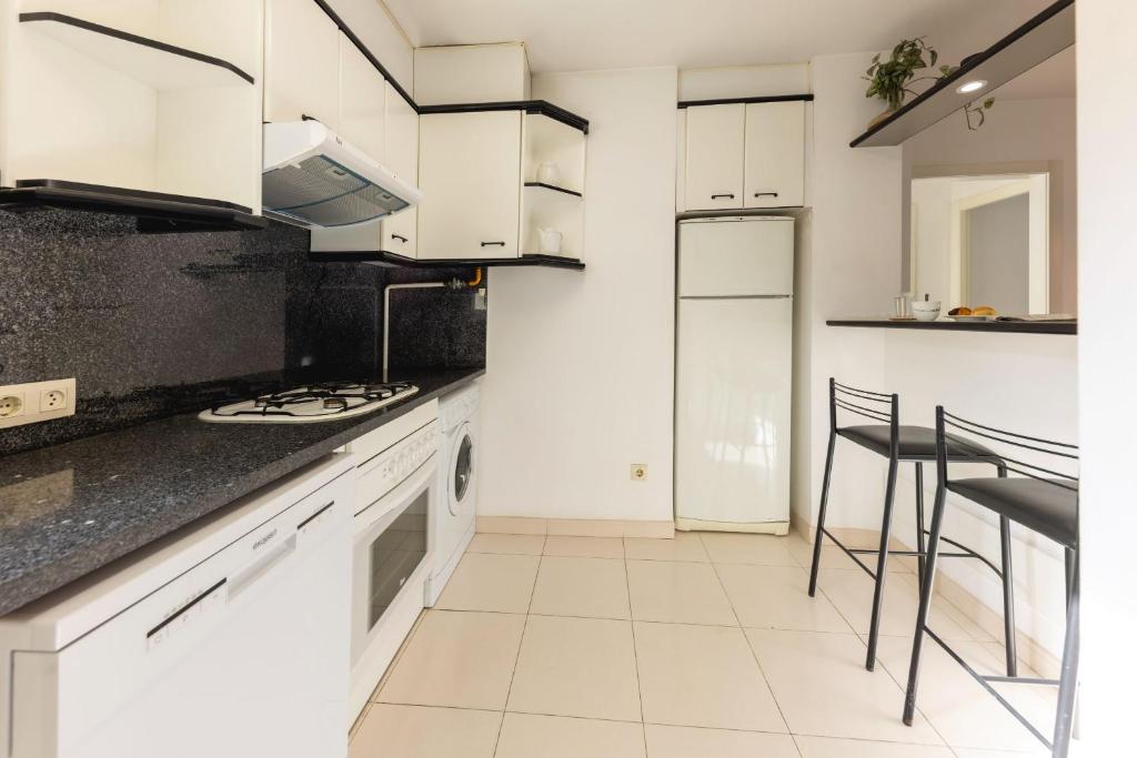 Kuchyňa alebo kuchynka v ubytovaní Bravissimo Estel A8 Penthouse S'Agaró