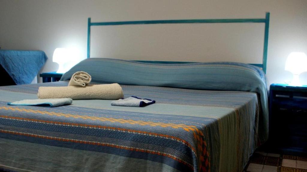 um quarto com uma cama com duas toalhas em B&B Acireale em Acireale