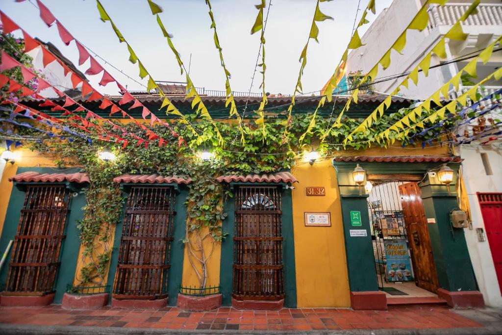 Un edificio con un mucchio di bandiere sopra. di Hotel La Casona de Getsemani a Cartagena de Indias