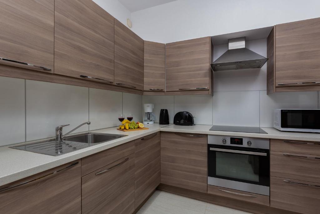 Kuchyňa alebo kuchynka v ubytovaní Kolejowa Apartments Warsaw by Noclegi Renters