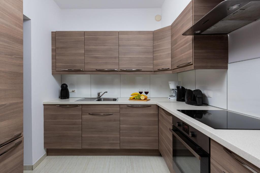 Kuchyňa alebo kuchynka v ubytovaní Kolejowa Apartments Warsaw by Noclegi Renters
