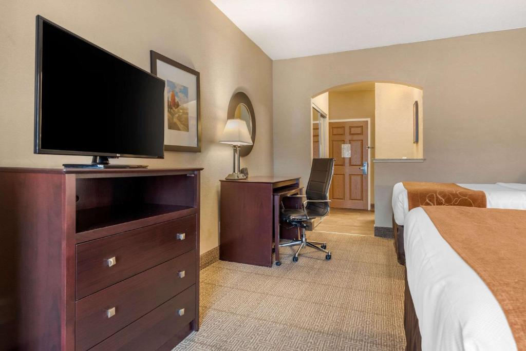 Comfort Suites near Route 66 photo