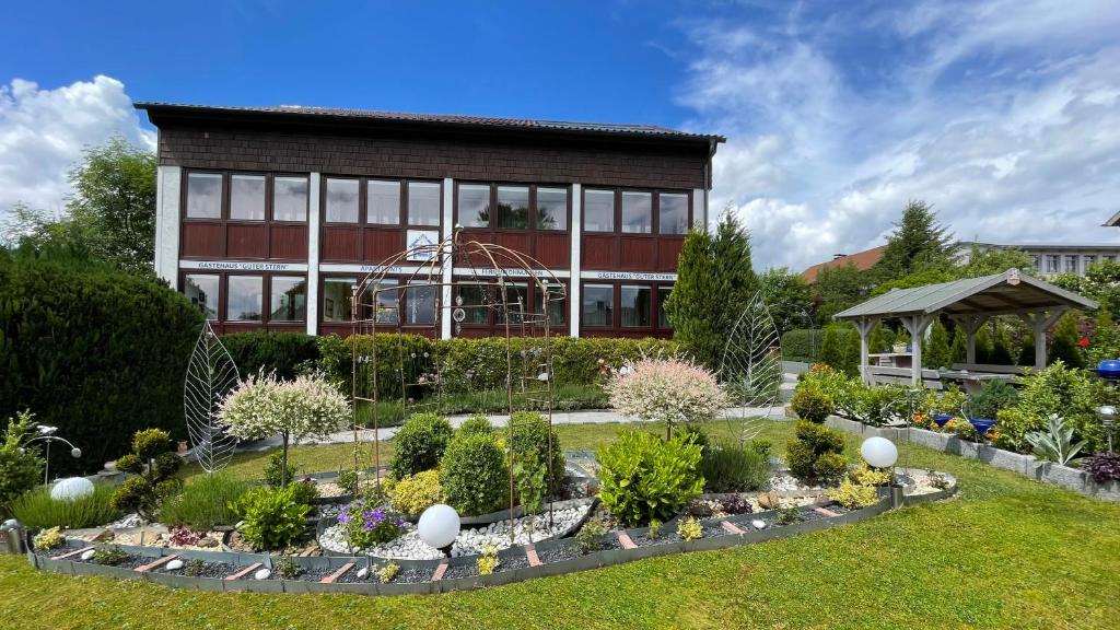 ein Haus mit Garten davor in der Unterkunft Gästehaus Guter Stern in Bad Steben
