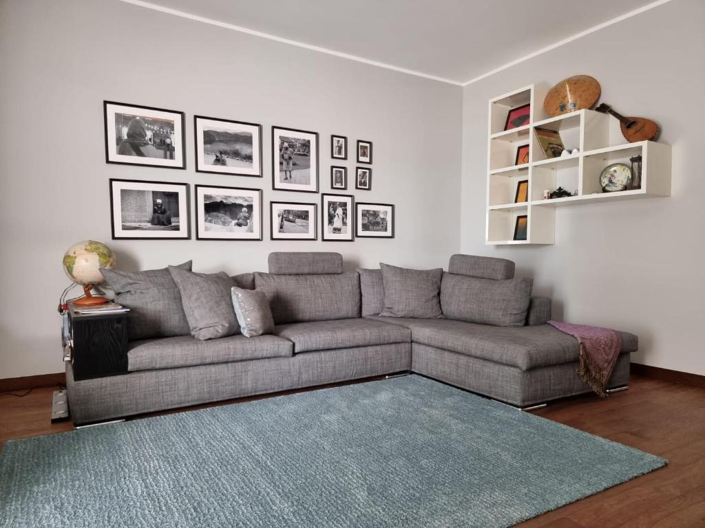 uma sala de estar com um sofá e quadros na parede em Mediterraneo em Augusta