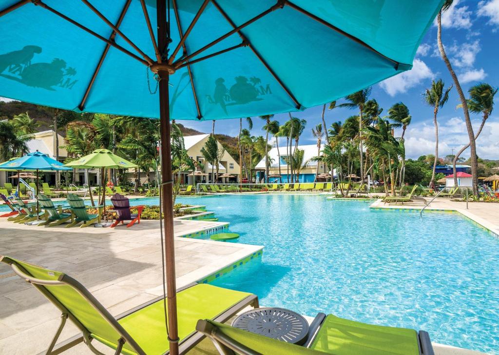 una piscina in un resort con sedie e ombrellone di Margaritaville Vacation Club by Wyndham - St Thomas a Frydendal