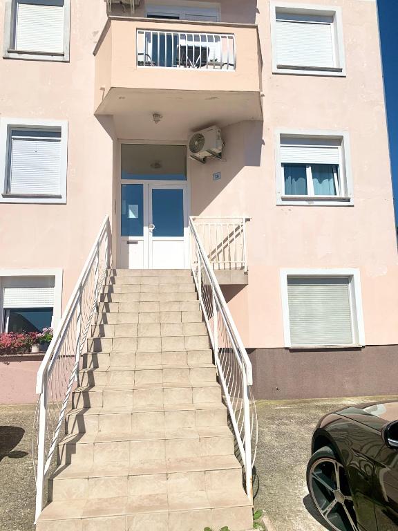 Zgradba, v kateri se nahaja počitniška hiška