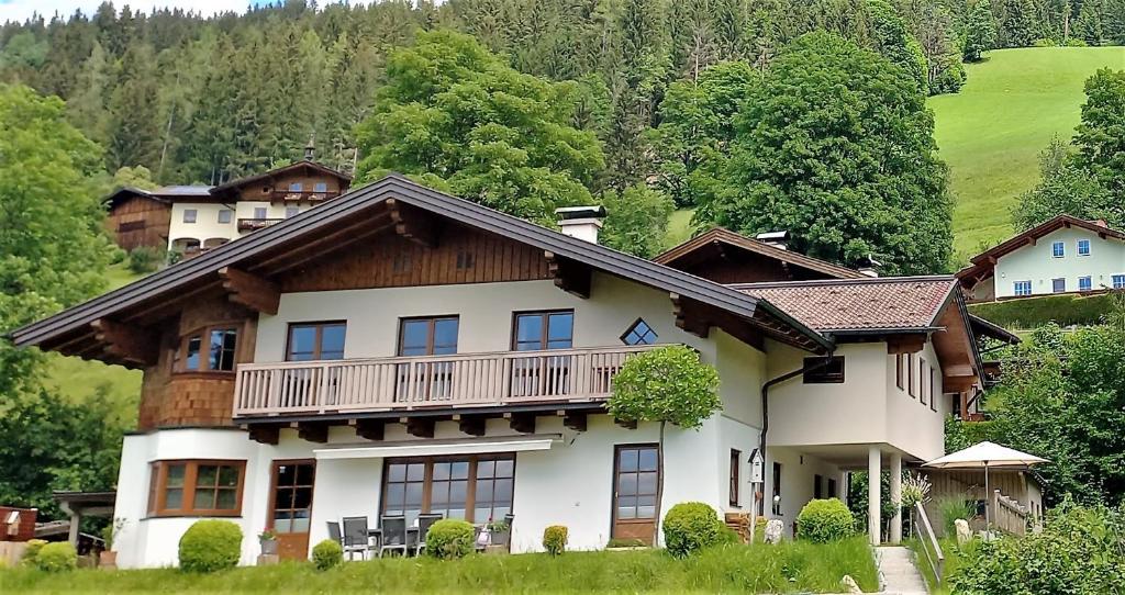 duży dom z balkonem na górze w obiekcie Appartement Thunhart Manfred & Doris w mieście Altenmarkt im Pongau