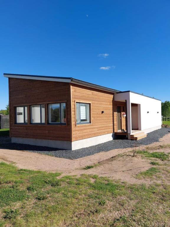 une maison modulaire avec une grande cour dans l'établissement Arctic River Chalet, à Rovaniemi