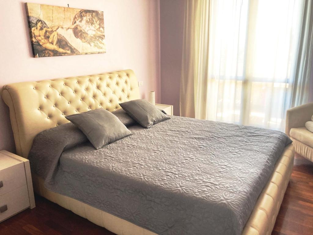 - une chambre avec un grand lit et une couverture grise dans l'établissement Guest House Dei Papi, à Viterbe