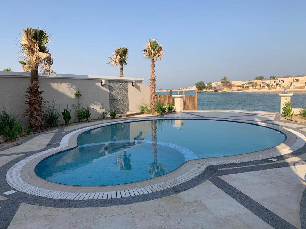 Der Swimmingpool an oder in der Nähe von شاليه فخم مع مسبح وبحر خاص بالخبر