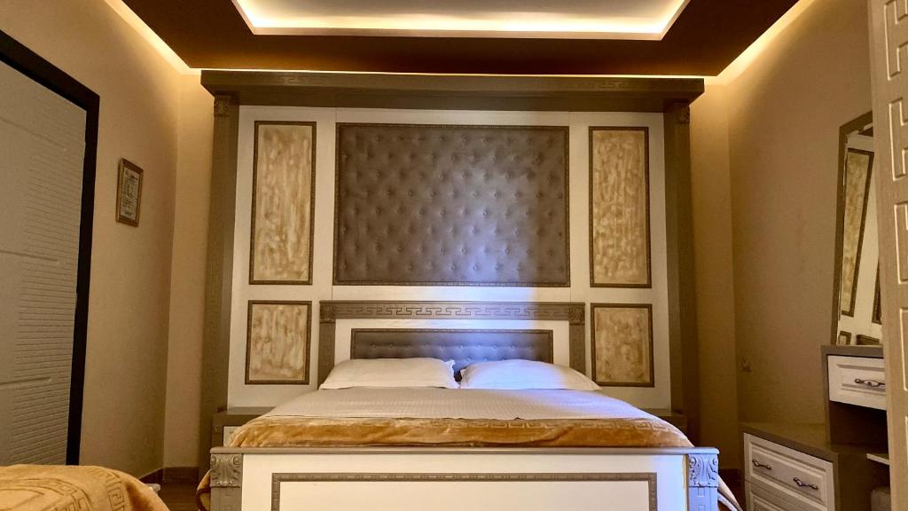 Un pat sau paturi într-o cameră la Hotel Universi