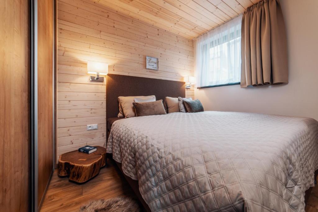 um quarto com uma cama grande e uma janela em Apartman Othila , Apartman v Demanovskej doline em Liptovský Mikuláš