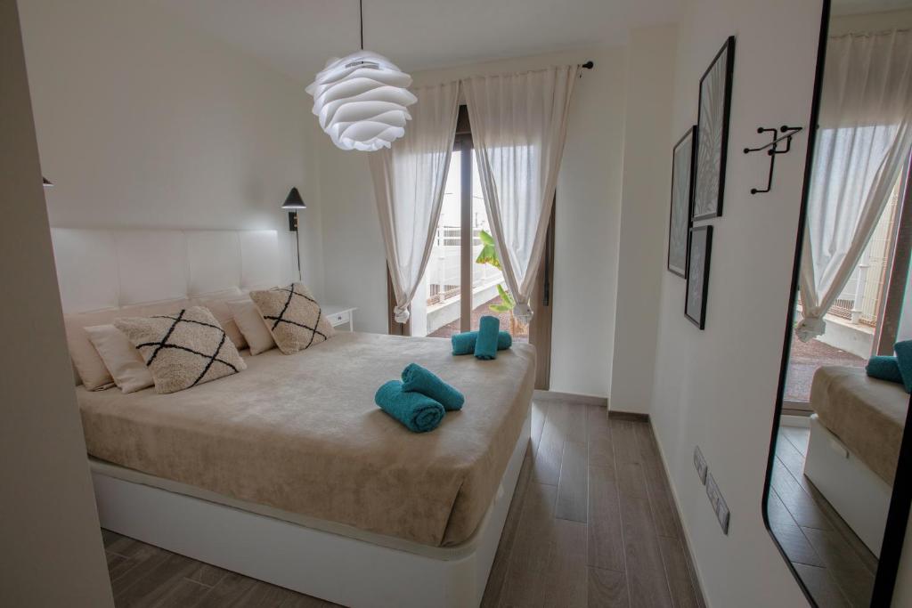 Ένα ή περισσότερα κρεβάτια σε δωμάτιο στο Luxury apartment Verano Azul - Beach & Golf - Pueblo Majorero
