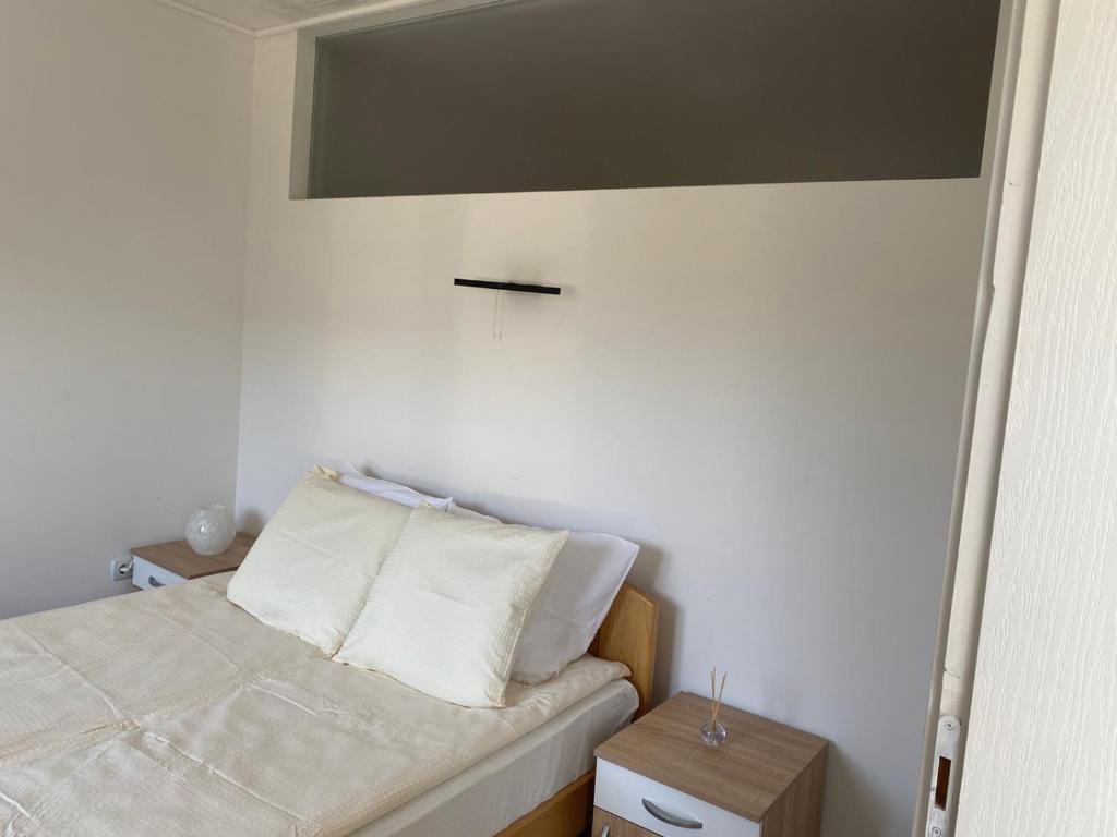 Postel nebo postele na pokoji v ubytování Apartmani Bambi Sokobanja