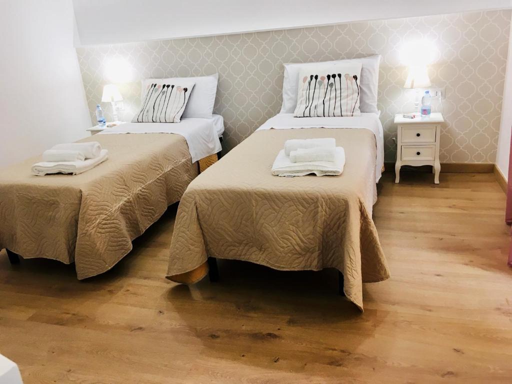 Łóżko lub łóżka w pokoju w obiekcie Domus Bianca Lancia