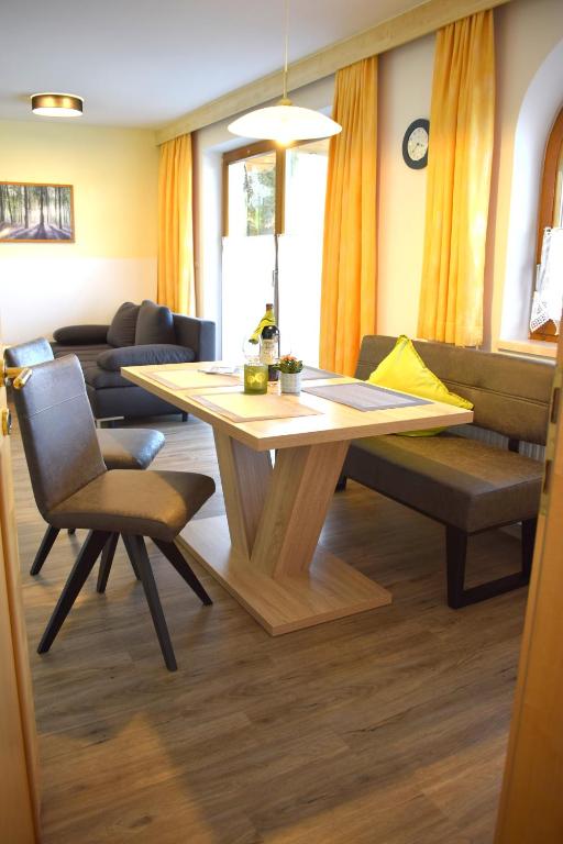 Posezení v ubytování Ferienwohnung Seethaler - Gartenblick