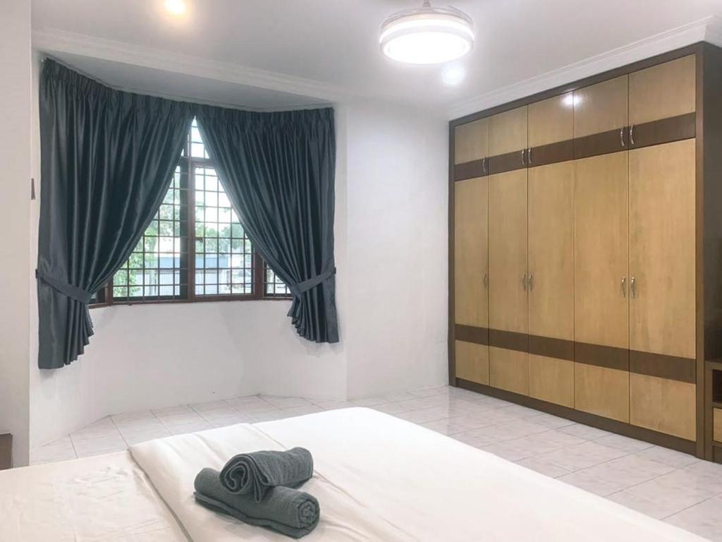 um quarto com uma cama grande e uma janela em Private Bathroom in King Room Bukit Mertajam Alma Impian em Bukit Mertajam