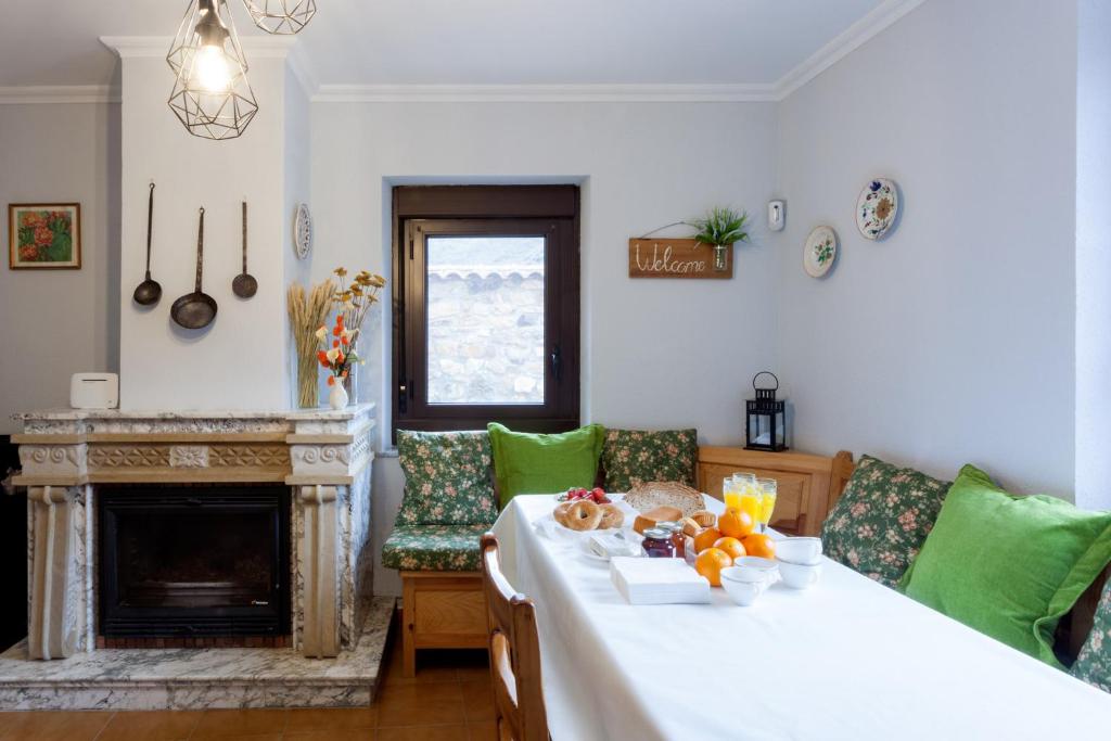 a living room with a table with fruit on it at Casa rural Salomé, Mora de Luna, al lado del río Luna in Vega de Caballeros