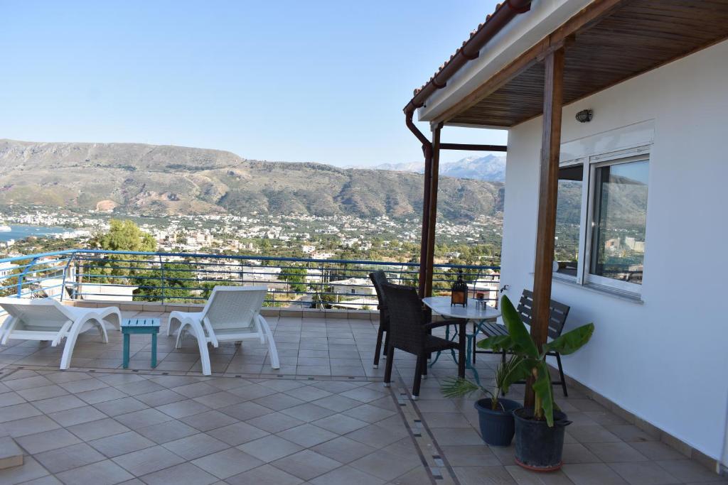 patio con mesa, sillas y vistas en Vista Sunrise, en La Canea