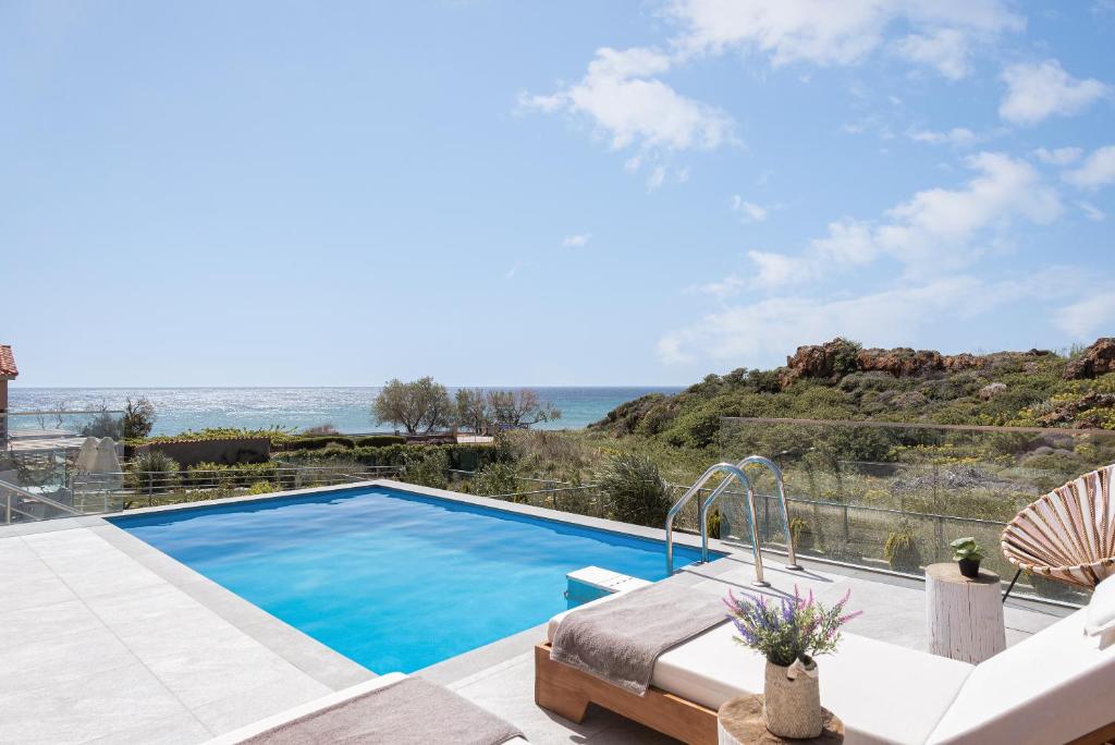 uma piscina com vista para o oceano em Lemnosthea Luxury Residences em Agios Ioannis Kaspaka