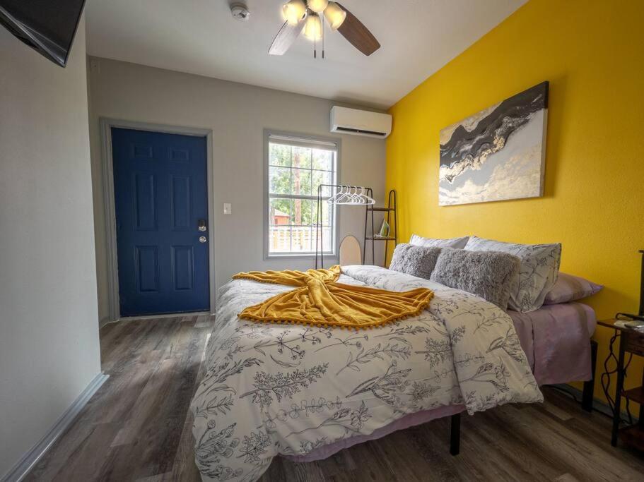 een slaapkamer met een groot bed en een blauwe deur bij SuperValue Suite #1 @ East End Revitalized in Houston