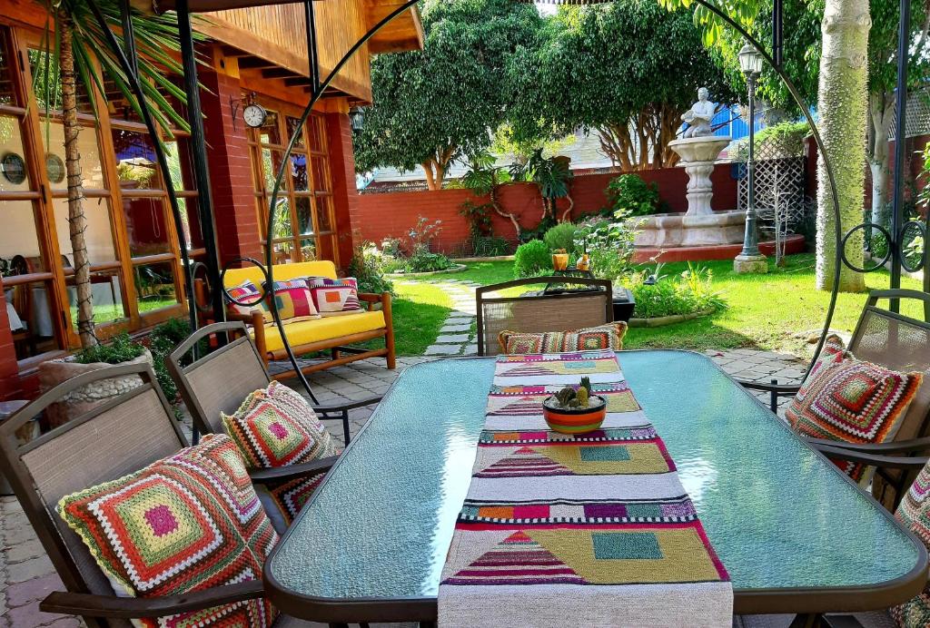 a patio with a table and chairs in a yard at Casa Emiluz in La Serena