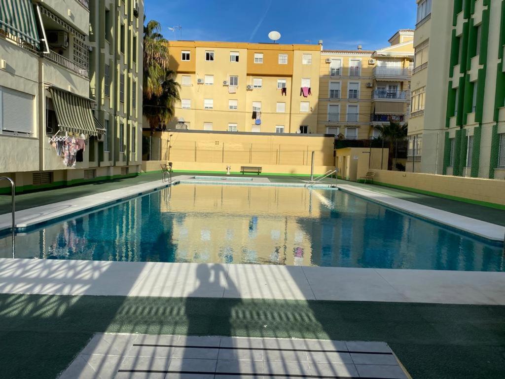 Bazén v ubytovaní AMPLIO PISO EN CENTRO DE TORRE DEL MAR alebo v jeho blízkosti