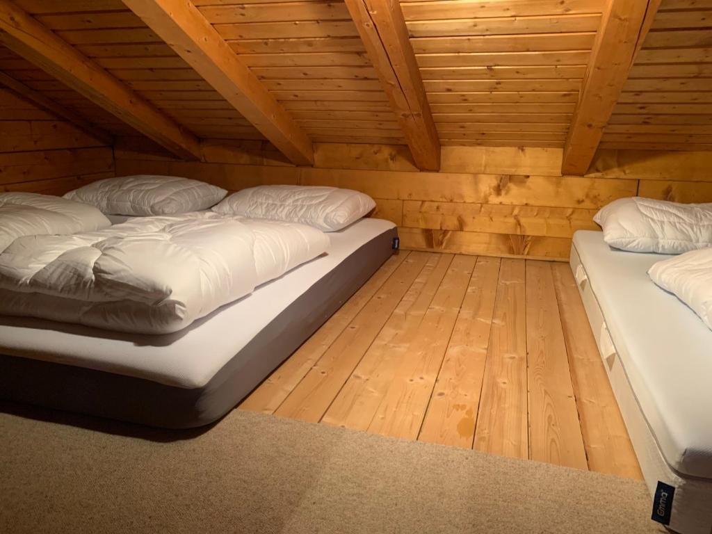 Postel nebo postele na pokoji v ubytování Ferienwohnungen im Blockhaus Metzler