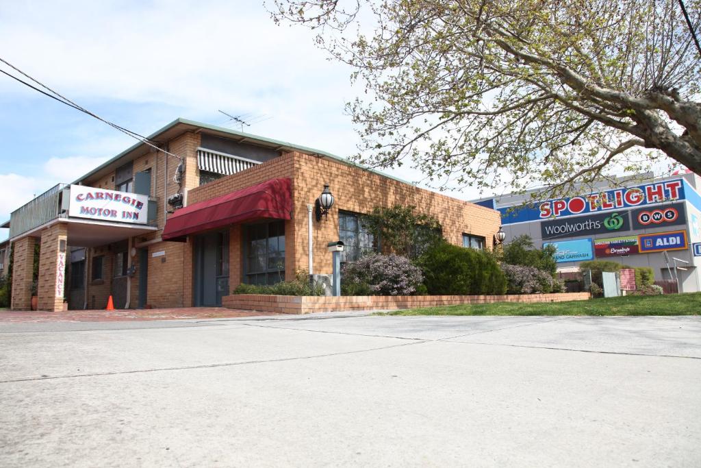 a building on the corner of a street at Carnegie Motor Inn in Carnegie