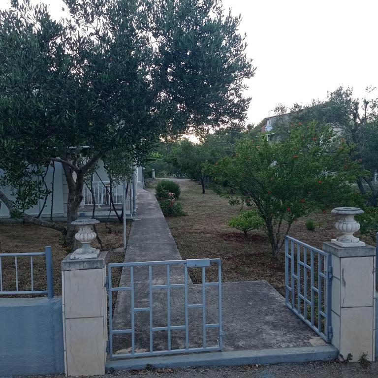 Vonkajšia záhrada v ubytovaní My Mediterranean Villa with Huge Garden and own Parking