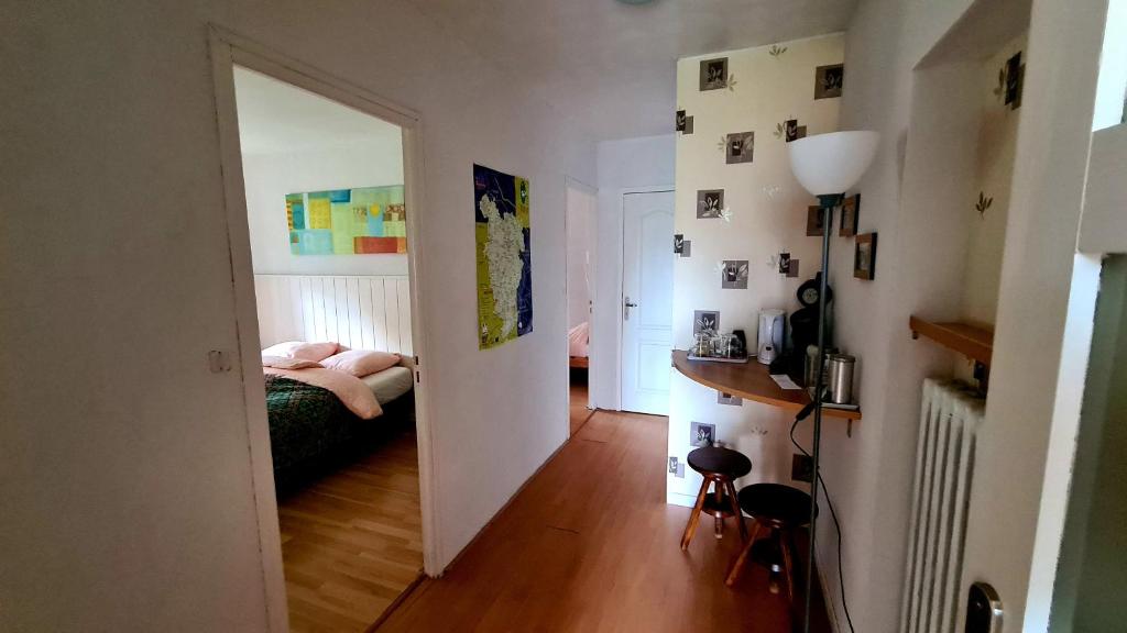 Łóżko lub łóżka w pokoju w obiekcie Ambiance Morvan