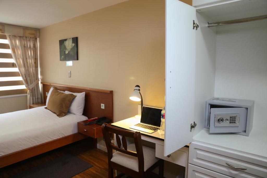 Postel nebo postele na pokoji v ubytování Hotel Carolina Montecarlo