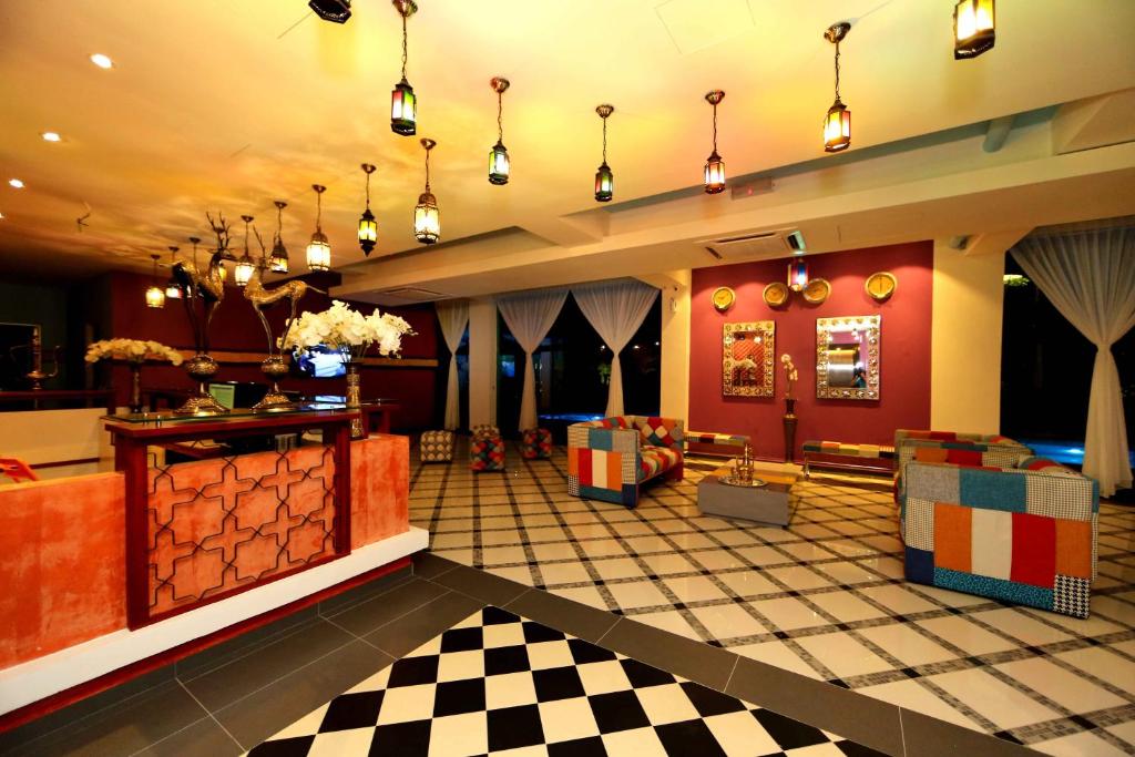 una hall con pavimento a scacchi e una camera con una hall di Langit Langi Hotel @ Port Dickson a Port Dickson