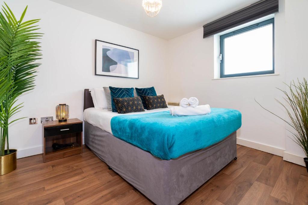 sypialnia z dużym łóżkiem z niebieską pościelą w obiekcie 507 Corner Room Downtown Anchorage Panoramic Views w mieście Anchorage