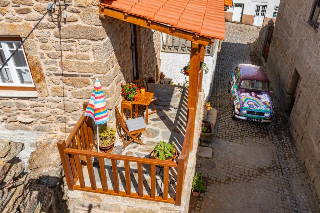 Elle offre une vue sur la terrasse dotée d'un toit orange. dans l'établissement Casa do Chefe, à Videmonte