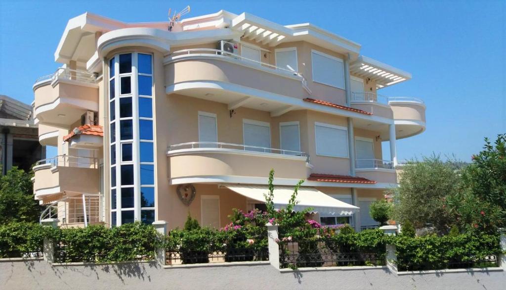 een groot appartementencomplex met balkons en bloemen bij Apartmants Elisa in Ulcinj