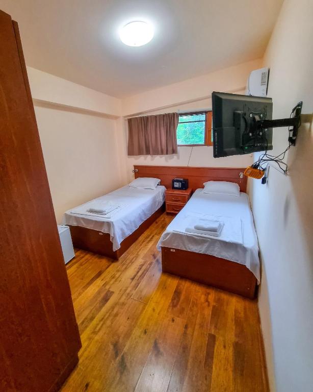 Postel nebo postele na pokoji v ubytování Mtirala National Park hotel ORBEZA