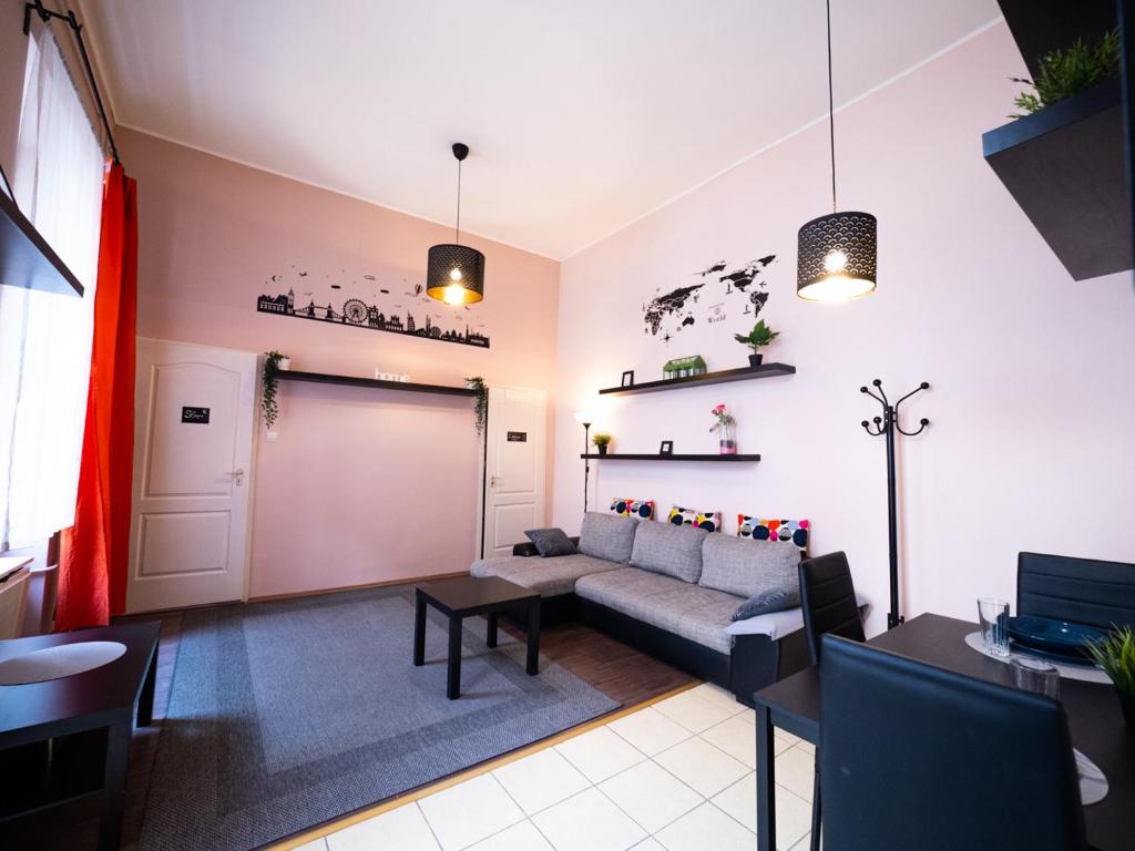 - un salon avec un canapé et une table dans l'établissement Better Than Home Apartment Budapest, à Budapest