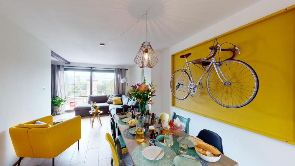 een woonkamer met een tafel en een fiets aan de muur bij Bauwerd12, met hottub in de voerstreek in Voeren