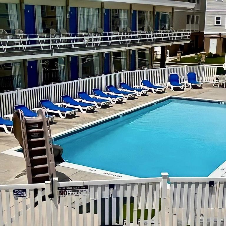 Bazén v ubytování Beach Colony Motel nebo v jeho okolí