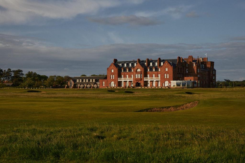 un gran edificio en un campo de golf con un green en Marine Troon, en Troon