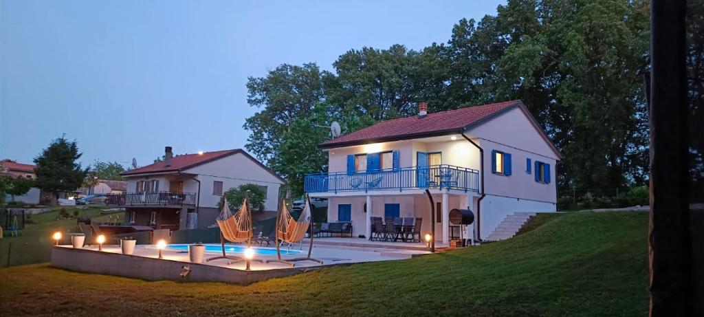 Villa Prisca في Nedeščina: بيت ابيض كبير وامامه كراسي