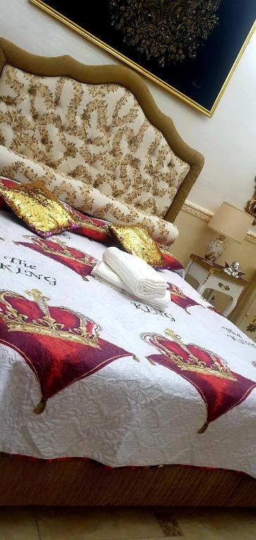 Łóżko lub łóżka w pokoju w obiekcie Regina Suite