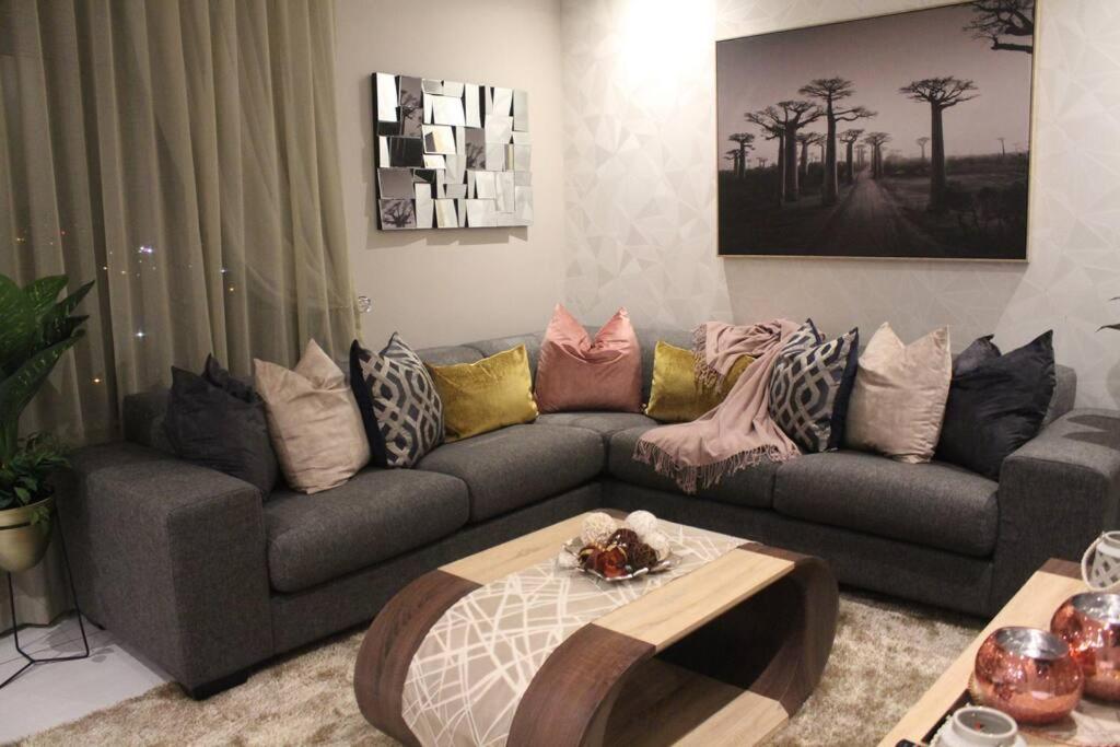 Χώρος καθιστικού στο Menlyn Maine High Rise 1-Bedroom Luxury Apartment
