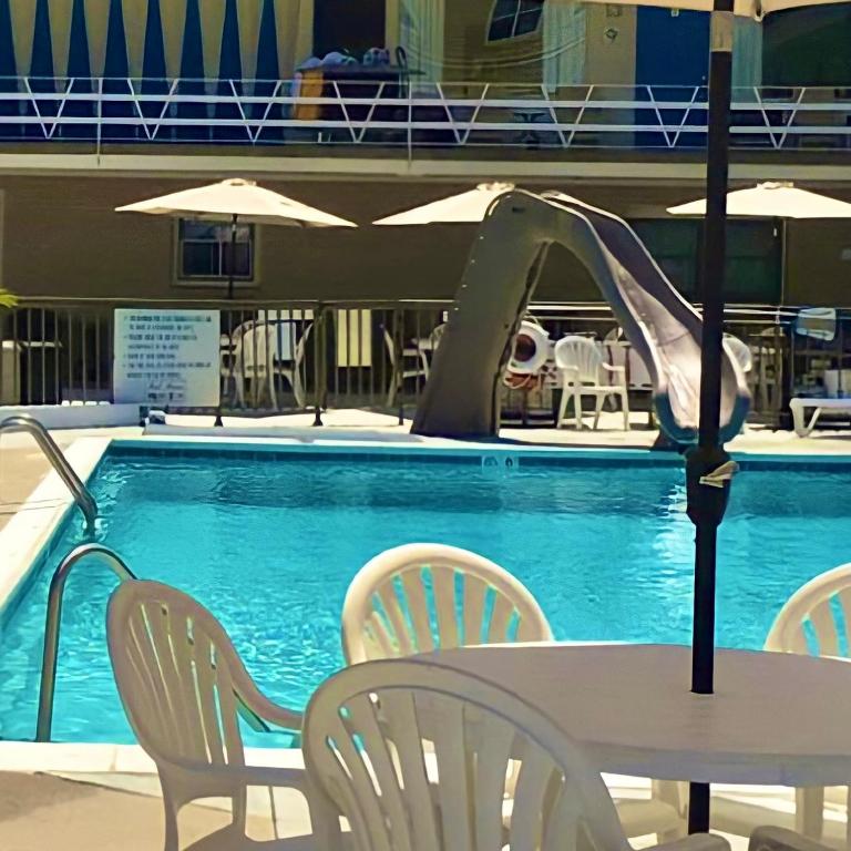 Bazén v ubytování Beach Colony Motel nebo v jeho okolí